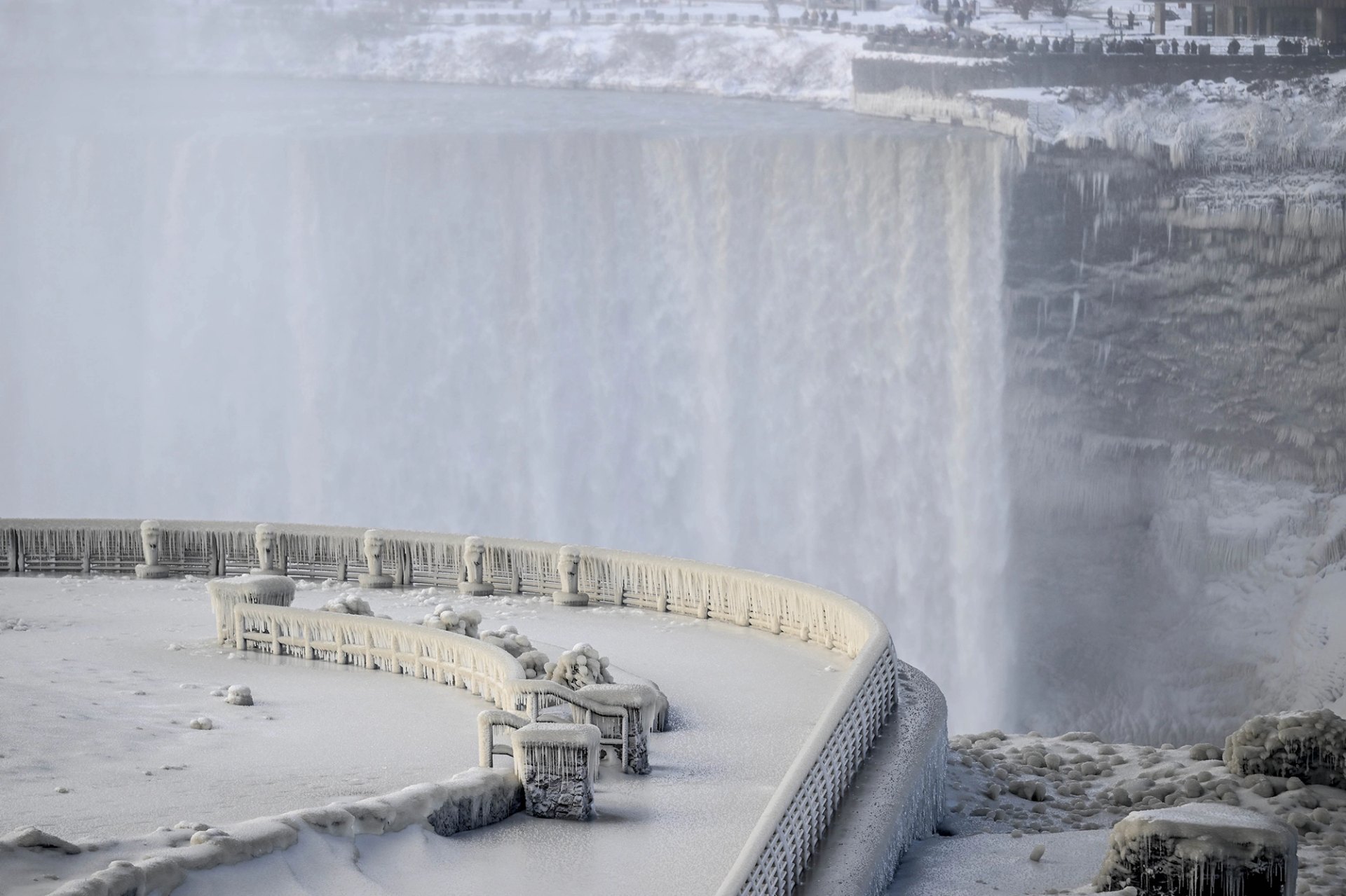 Bị đóng băng một phần, thác Niagara biến thành “xứ sở cổ tích”