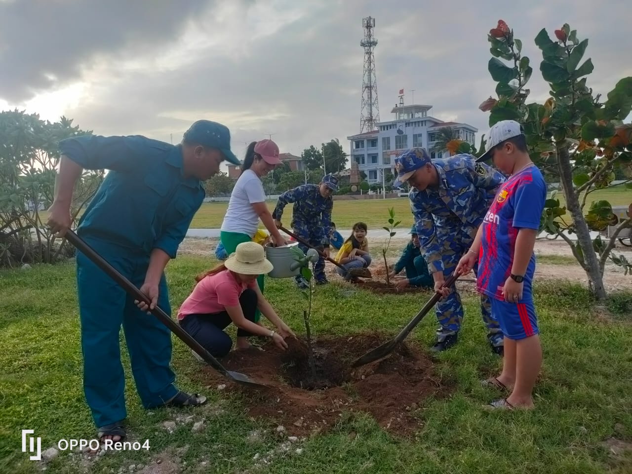 Huyện Trường Sa hưởng ứng Tết trồng cây đầu năm mới