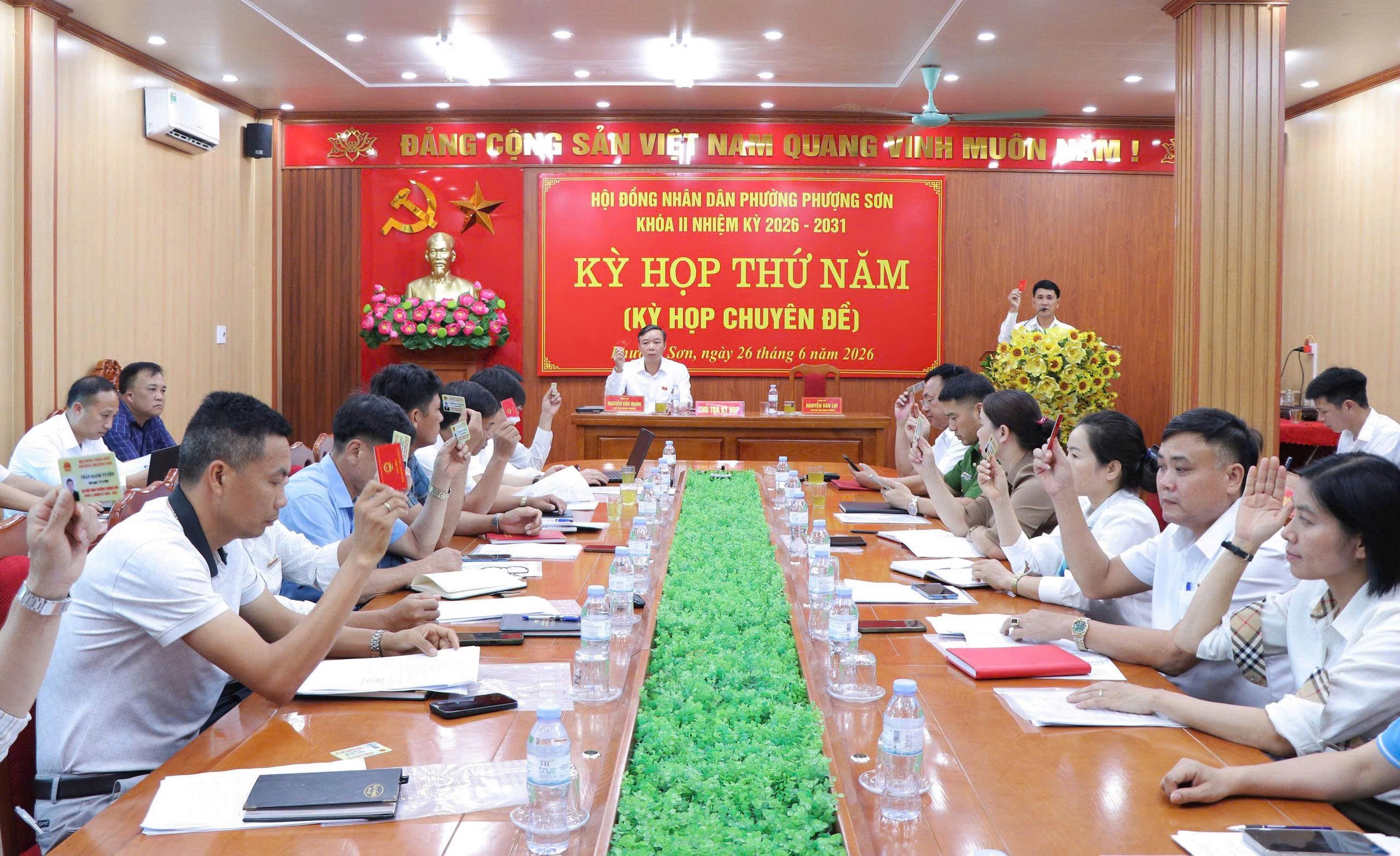 Sự đoàn kết, nhất trí, quyết tâm cao trong các cuộc họp của cán bộ phường Phượng Sơn là tiền đề vững chắc để triển khai thành công các kế hoạch, nhiệm vụ. (Ảnh: CAO HUY)