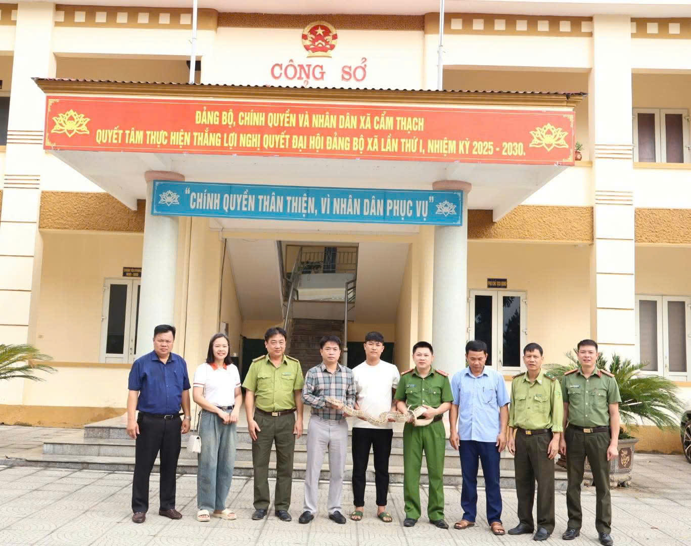 Lực lương chức năng chụp ảnh ghi nhận sự việc tại trụ sở UBND xã Cẩm Thạch.