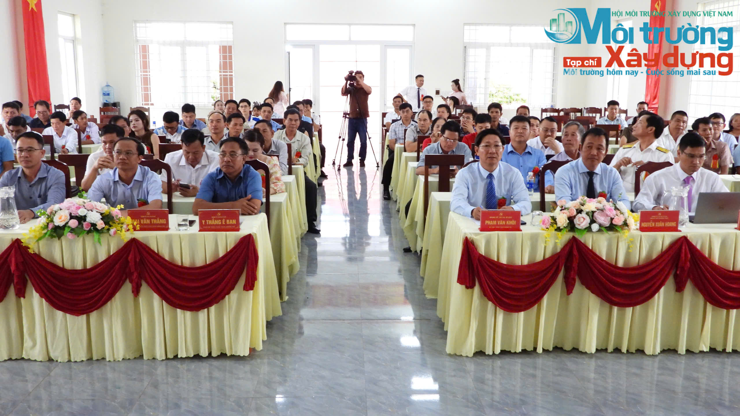 Đại biểu tham dự chương trình gặp mặt doanh nghiệp, hợp tác xã nhân kỷ niệm Ngày Doanh nhân Việt Nam tại xã Ea H’Leo.