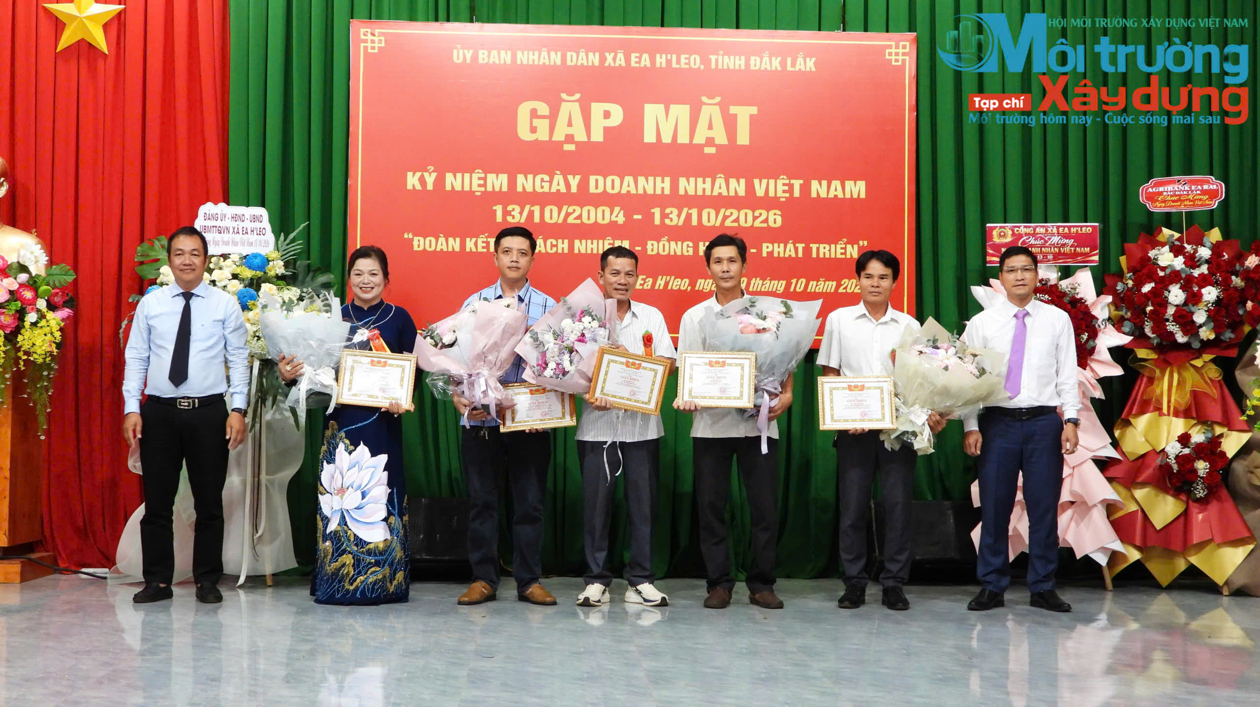 Các tập thể, cá nhân tiêu biểu được trao giấy khen tại buổi gặp mặt doanh nghiệp, hợp tác xã xã Ea H’Leo nhân Ngày Doanh nhân Việt Nam 13/10.