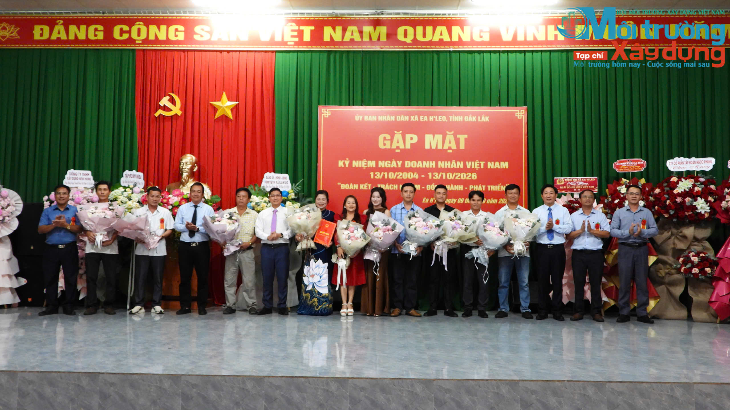 .Lãnh đạo địa phương cùng đại diện các doanh nghiệp, hợp tác xã chụp ảnh lưu niệm tại chương trình gặp mặt nhân Ngày Doanh nhân Việt Nam.