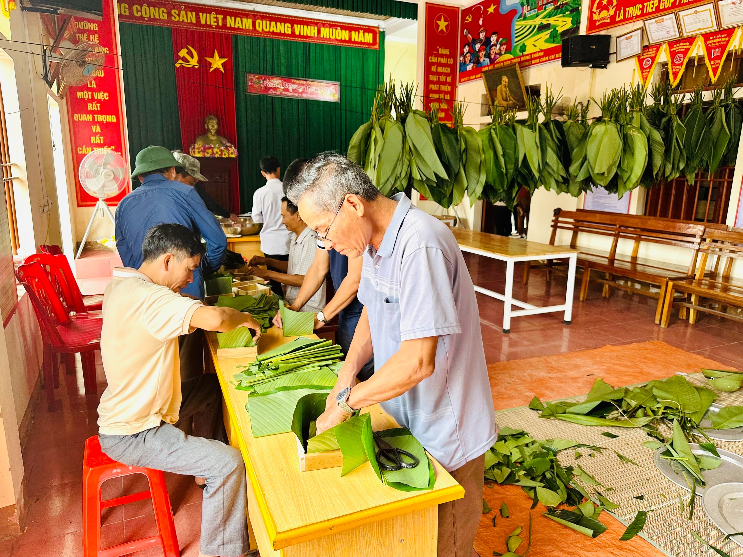 Hà Tĩnh: Người dân gói bánh chưng, dâng Lễ tưởng nhớ 1.301 năm ngày mất của Vua Mai Hắc Đế