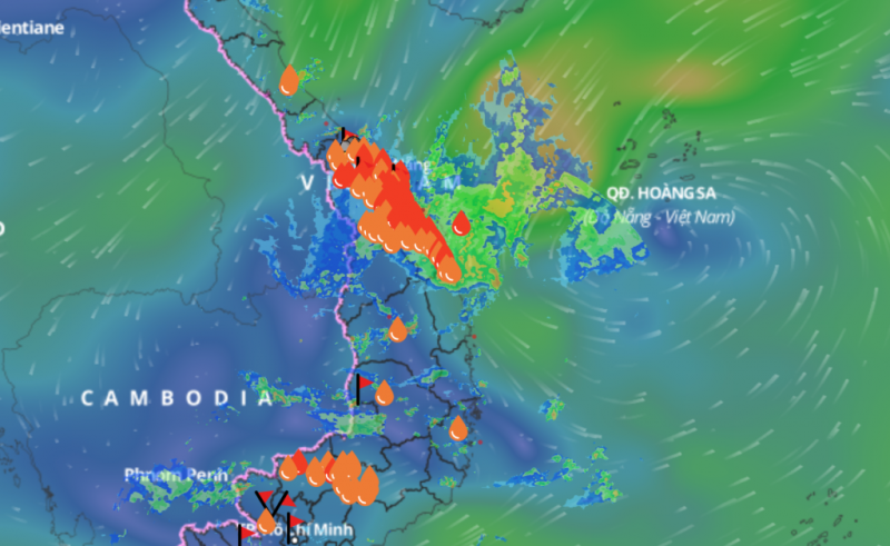 Vùng áp thấp mạnh thêm, miền Trung tiếp tục hứng mưa lớn