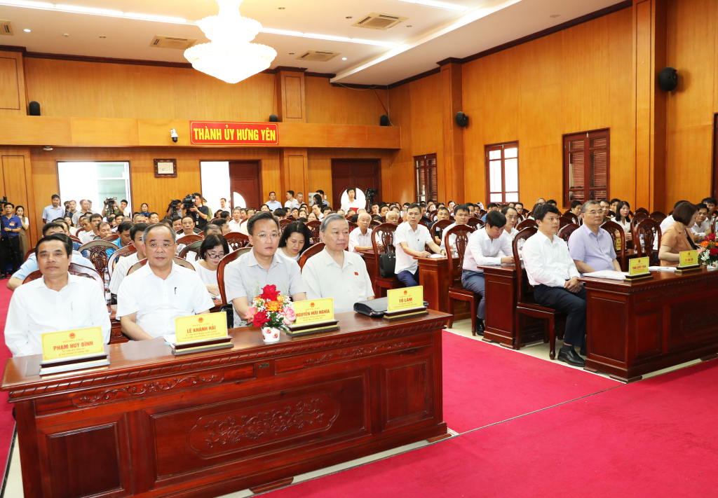 Chủ tịch nước Tô Lâm tiếp xúc cử tri thành phố Hưng Yên; thăm, tặng quà gia đình người có công với cách mạng và hộ nghèo tại thành phố Hưng Yên