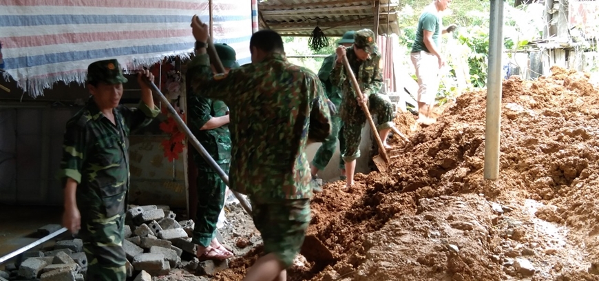 Đồn Biên phòng Thông Thụ giúp dân khắc phục hậu quả mưa lũ