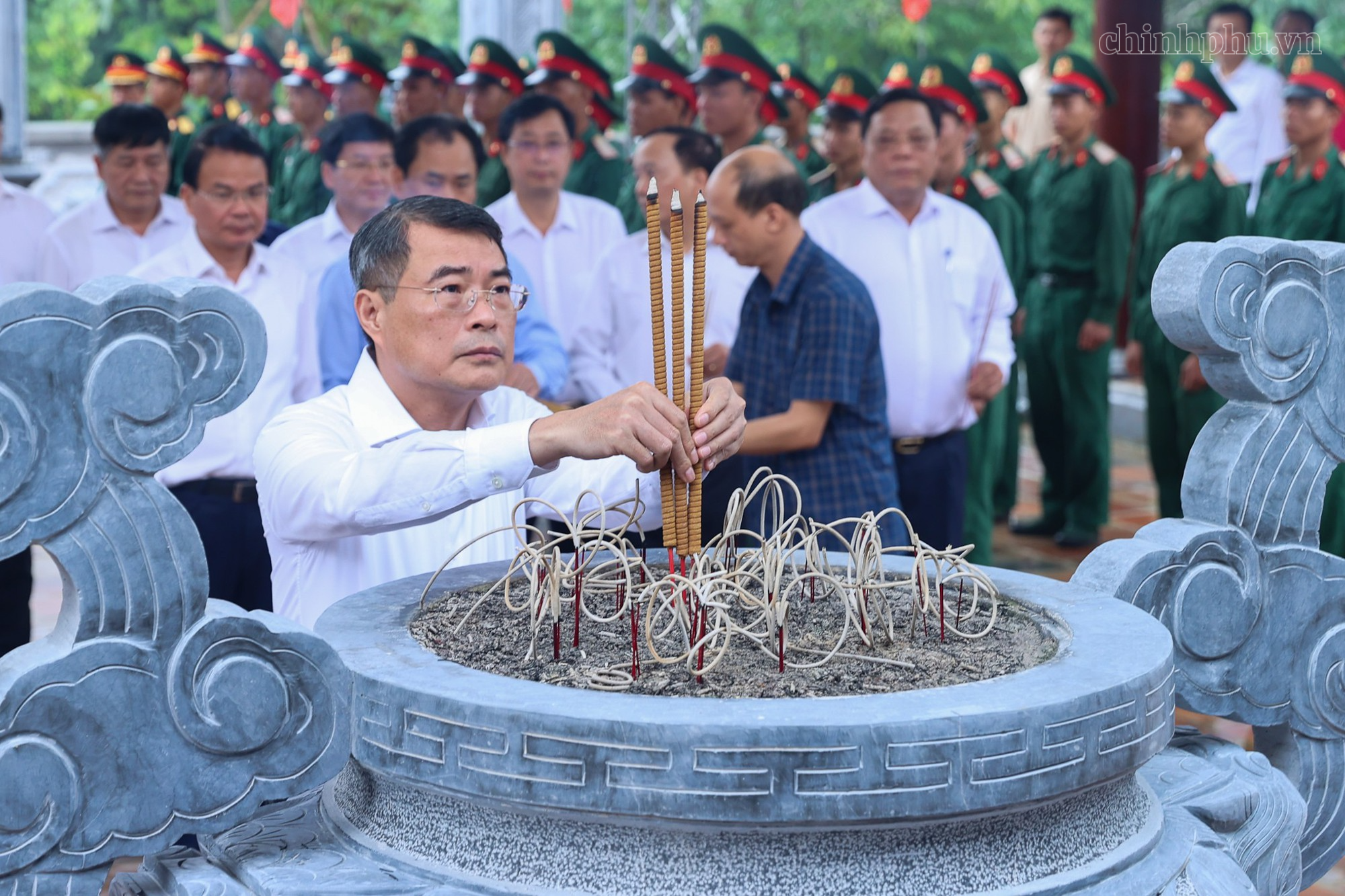 Thủ tướng Lê Minh Hưng tưởng niệm Chủ tịch Hồ Chí Minh, Đại tướng Võ Nguyên Giáp và các Anh hùng liệt sĩ tại Điện Biên Phủ
