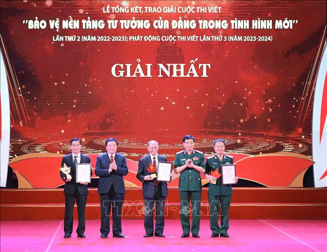 Trao giải Cuộc thi viết 'Bảo vệ nền tảng tư tưởng của Đảng trong tình hình mới' lần thứ hai