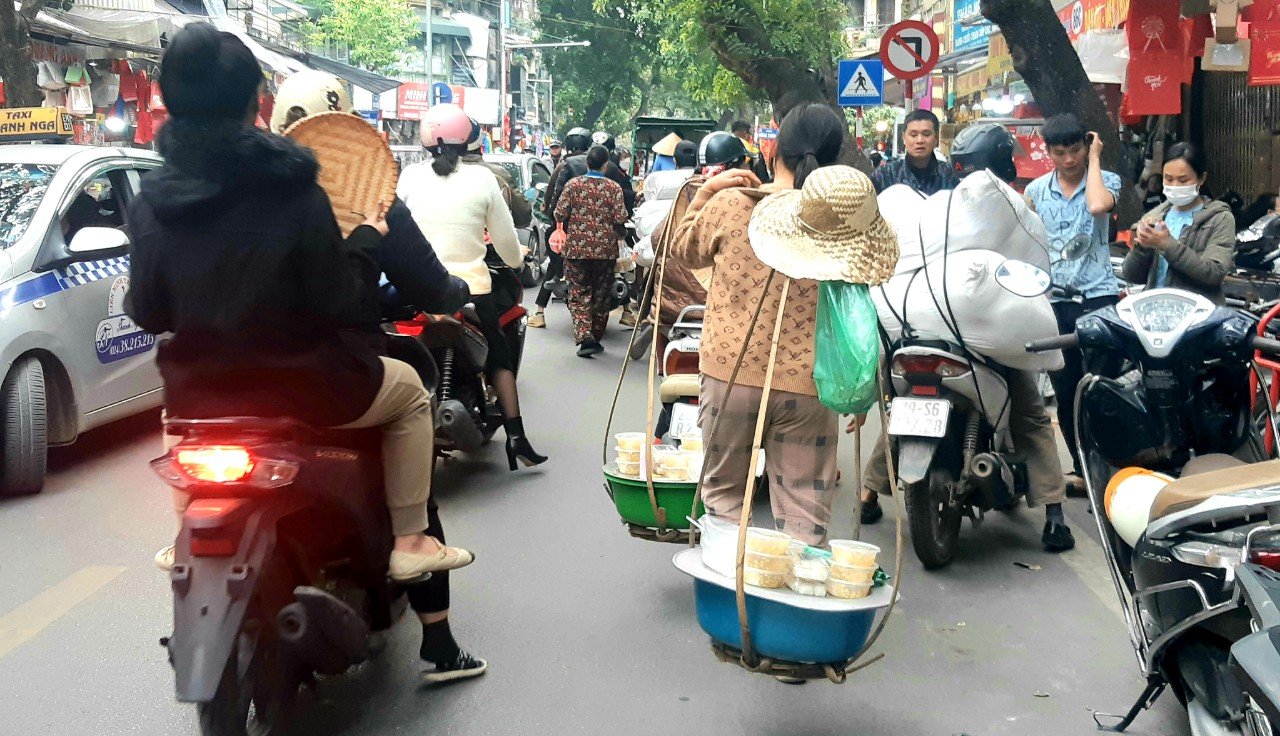 Tết kề bên những gánh hàng rong ở Hà Nội