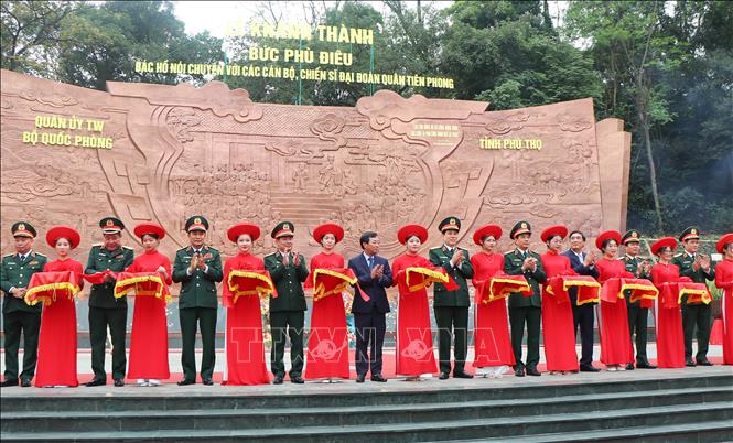 Khánh thành Bức phù điêu 'Bác Hồ nói chuyện với Đại đoàn quân Tiên Phong' tại Đền Hùng