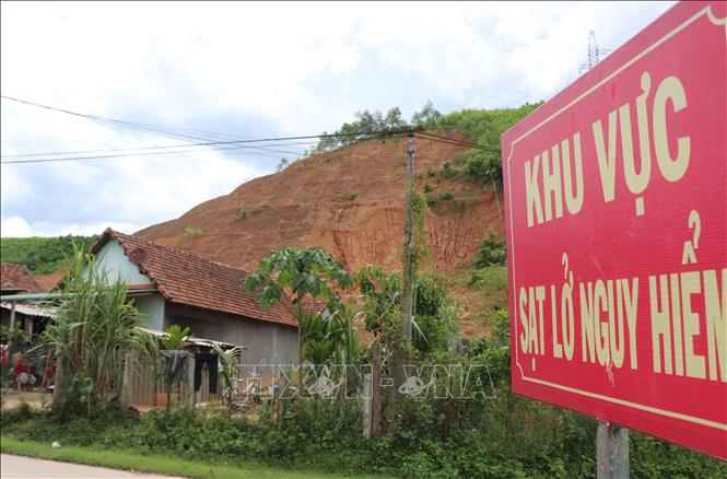 Quảng Ngãi: Sạt lở núi Vang Cà Vãi đe dọa cuộc sống của người dân