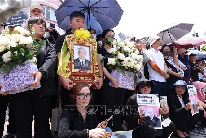 Người dân Thủ đô chờ tiễn biệt Tổng Bí thư Nguyễn Phú Trọng