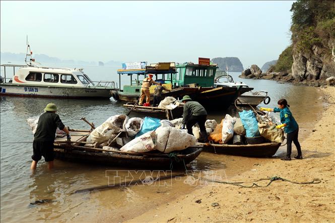 Triệt để xử lý rác thải trên vịnh Hạ Long