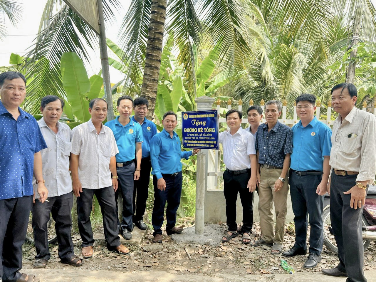 Khánh thành đường bê tông ấp Kinh Mới, xã Hòa Bình