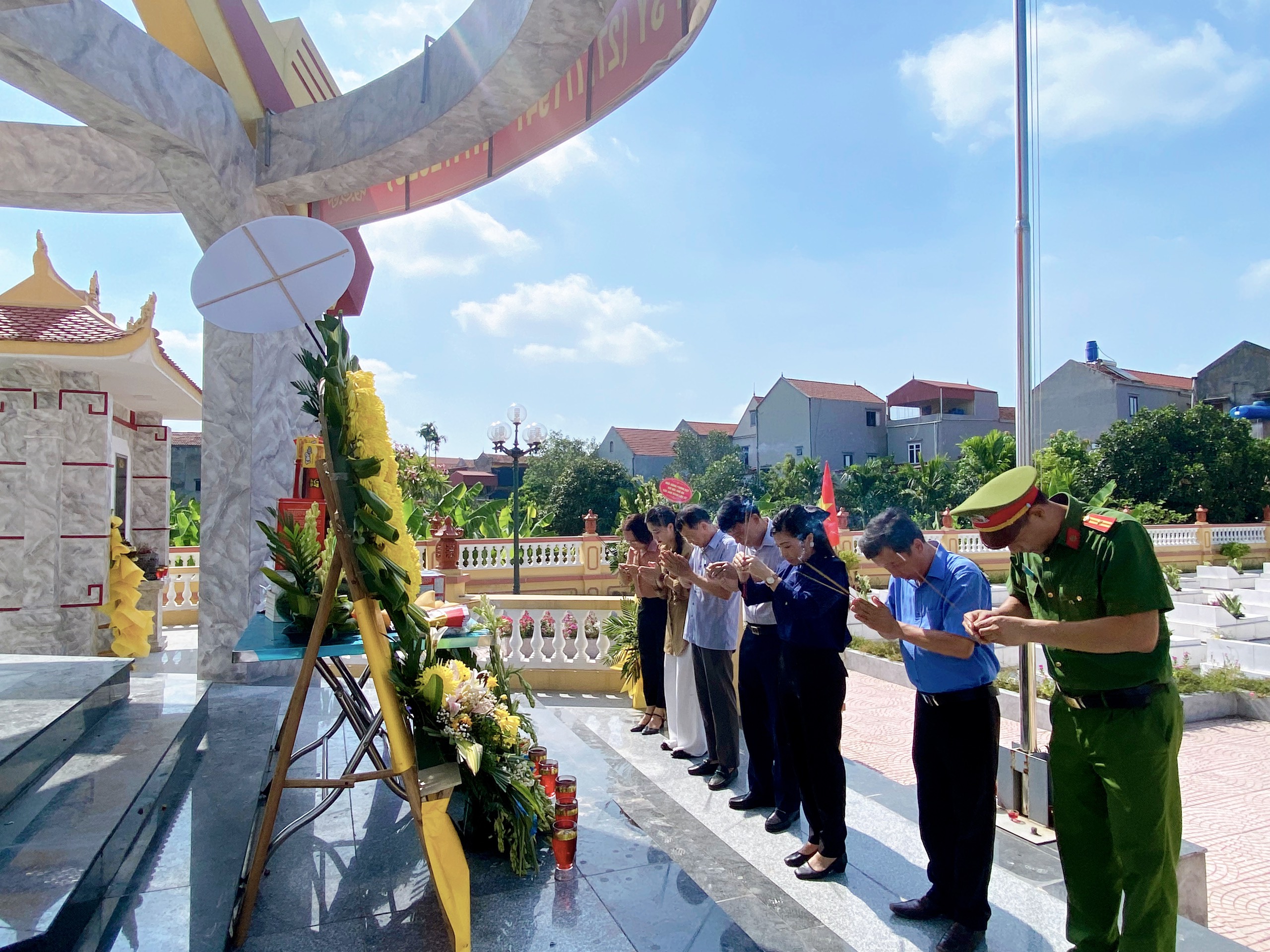 Tạp chí Môi trường Xây dựng cùng UBND huyện Kim Động – Hưng Yên thăm, tặng quà các Mẹ Việt Nam Anh Hùng