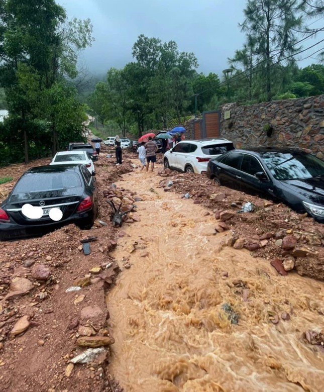 Hà Nội: Hàng loạt ô tô mắc kẹt trong bùn đất ở Sóc Sơn do mưa to