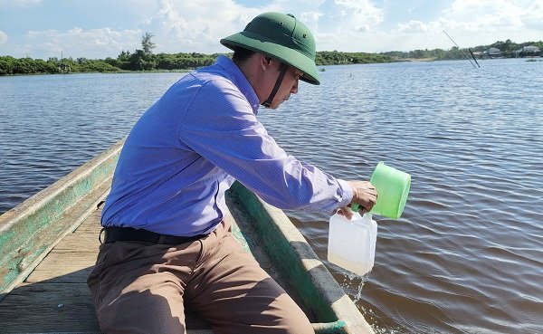 Hà Tĩnh: Phân tích mẫu nước tại khu vực cá nuôi lồng bè chết hàng loạt