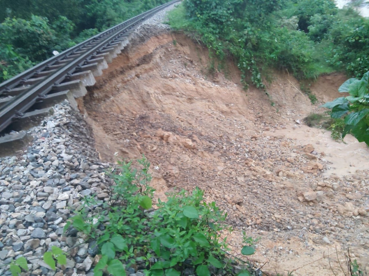 Tuyến đường sắt Bắc - Nam bị sạt lở nghiêm trọng do mưa lớn