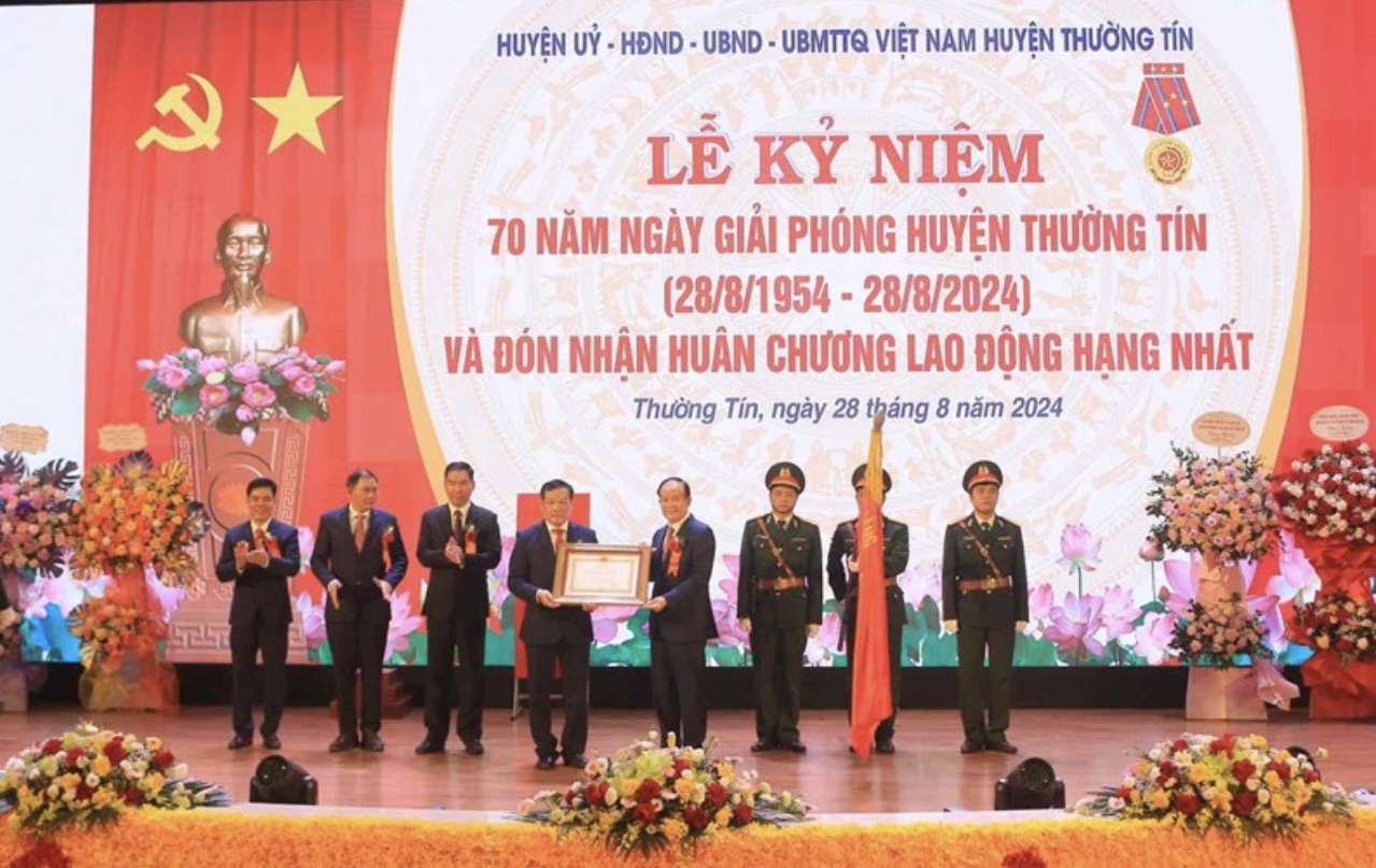 Huyện Thường Tín đón nhận Huân chương Lao động hạng Nhất