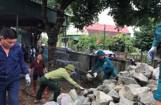 Hà Tĩnh: Huy động 200 người gia cố bờ sông sạt lở