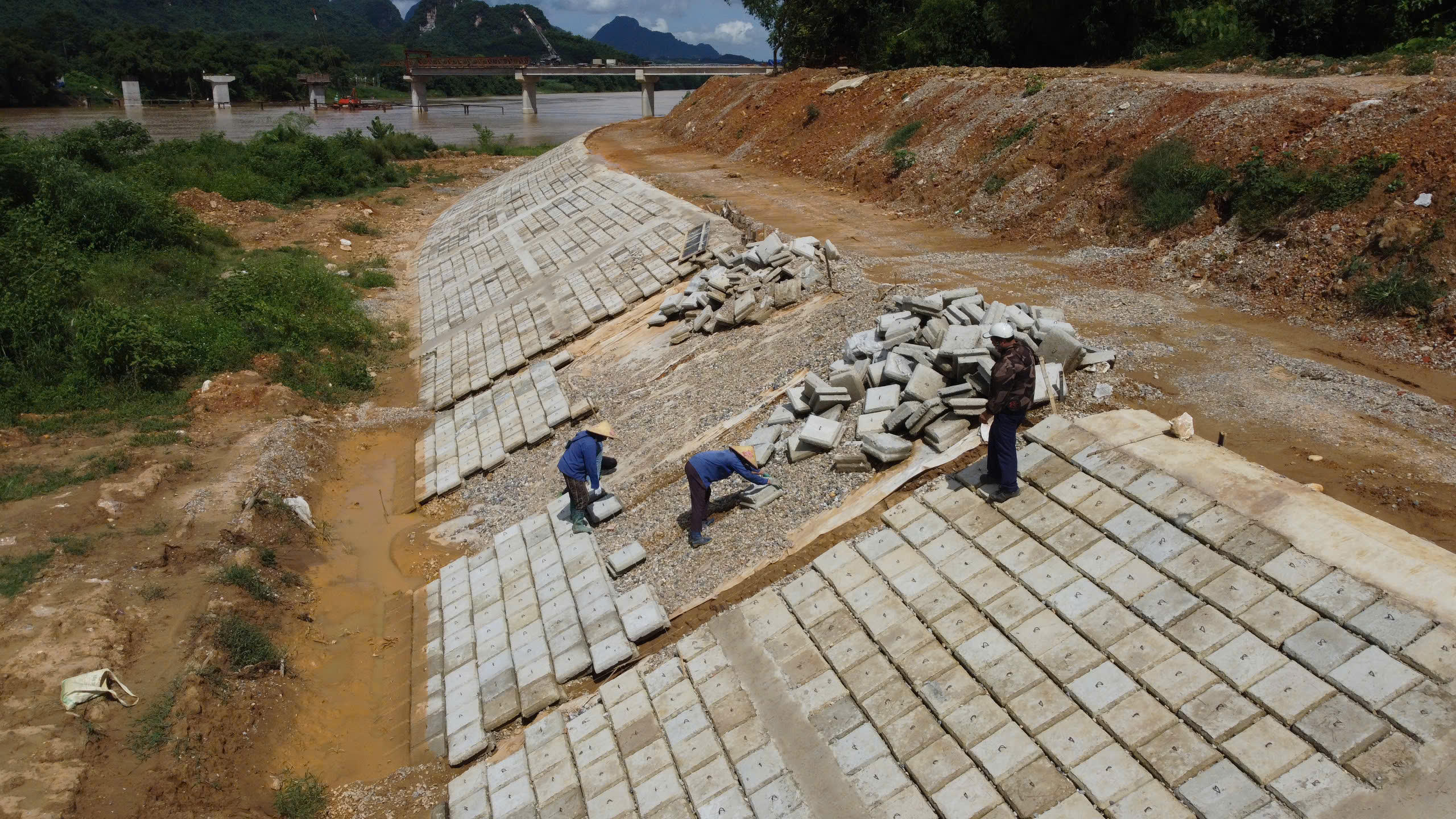 Thanh Hóa: Thi công xuyên suốt đẩy nhanh tiến độ các dự án chống sạt lở