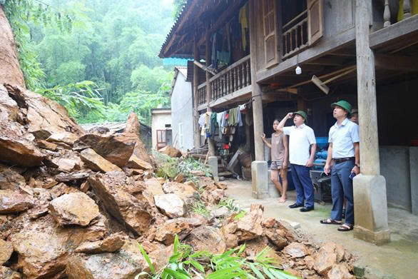 Thanh Hóa: Lãnh đạo xã Mường Mìn kiểm tra tình hình sạt lở và thăm hỏi người dân