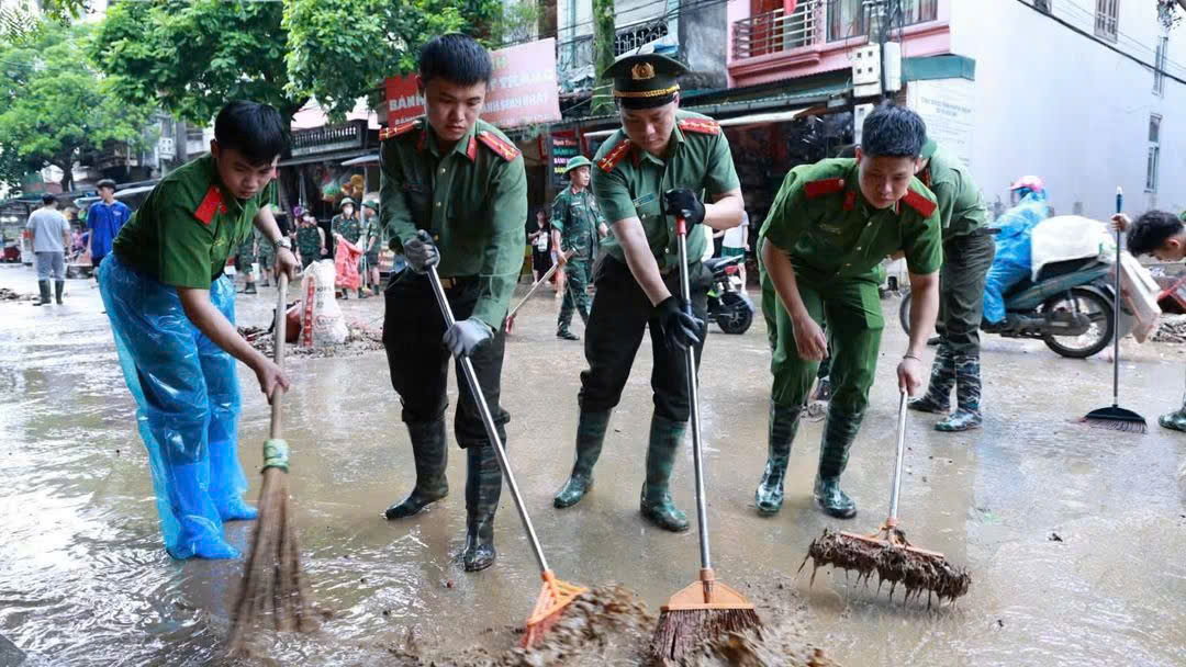 Tuổi trẻ Công an Lạng Sơn xung kích hỗ trợ Nhân dân khắc phục hậu quả mưa bão