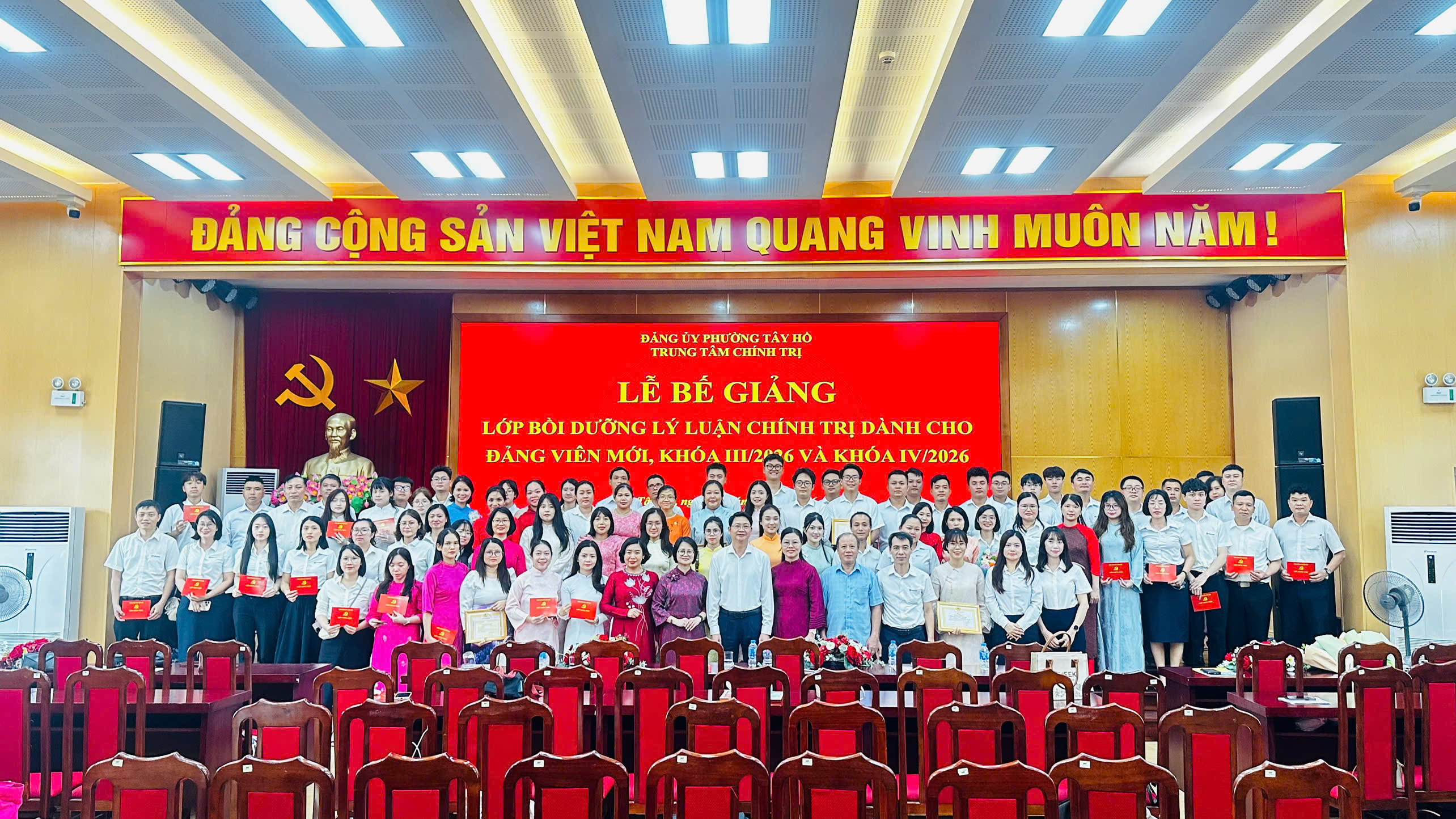 Tây Hồ: 172 đảng viên mới hoàn thành lớp bồi dưỡng lý luận chính trị