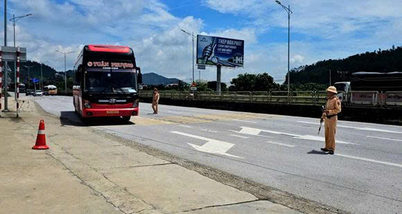 Thanh Hóa: Cảnh sát giao thông “xuyên lễ”, giữ bình yên trên những tuyến đường