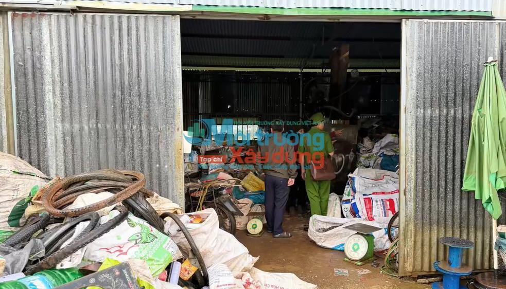 Lâm Đồng : UBND xã Di Linh kiểm tra hai cơ sở thu gom phế liệu lấn chiếm hành lang Quốc lộ 28
