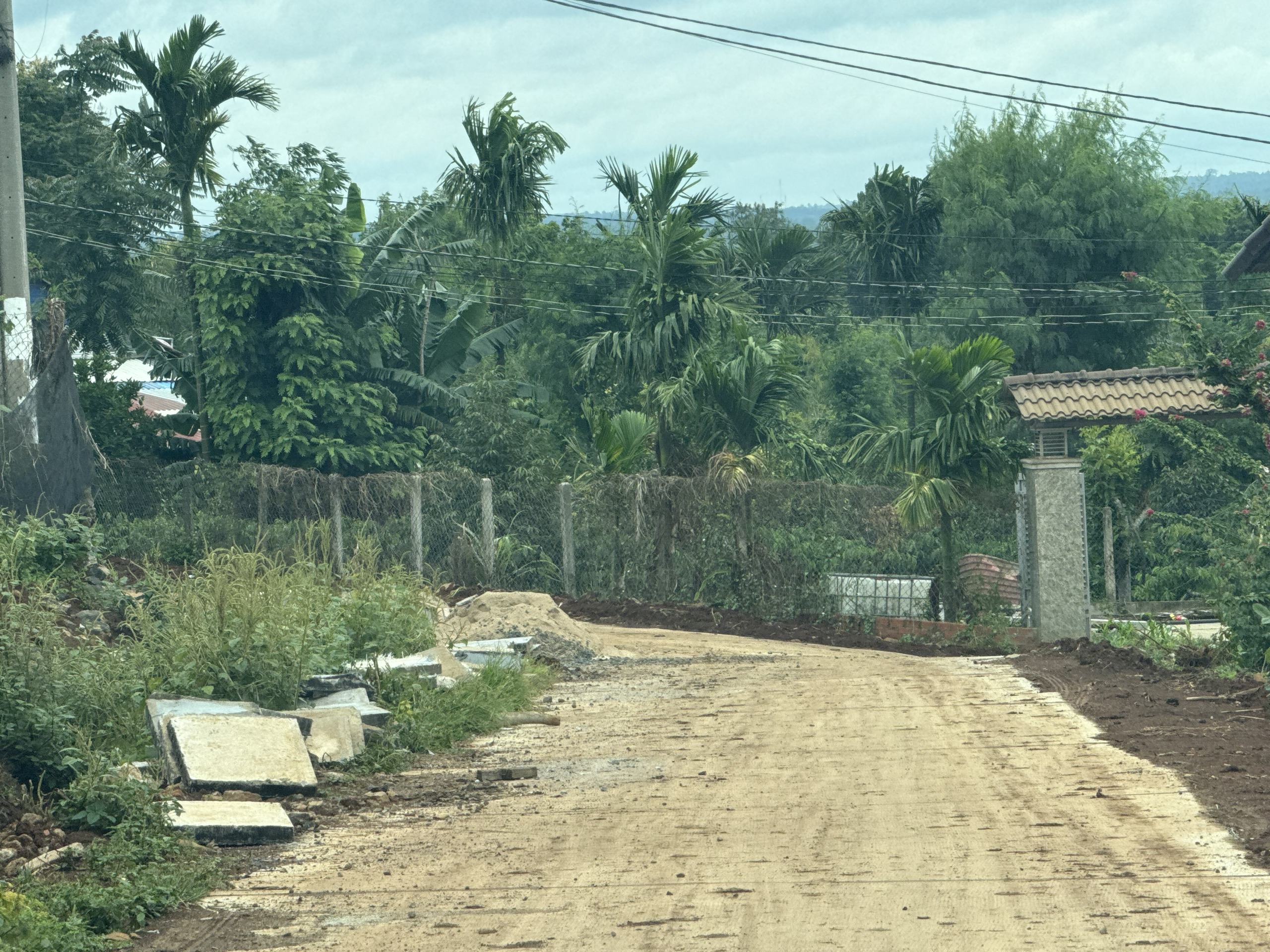 Đắk Lắk: Kiểm tra đường bê tông chưa hoàn thành đã nứt đoạn