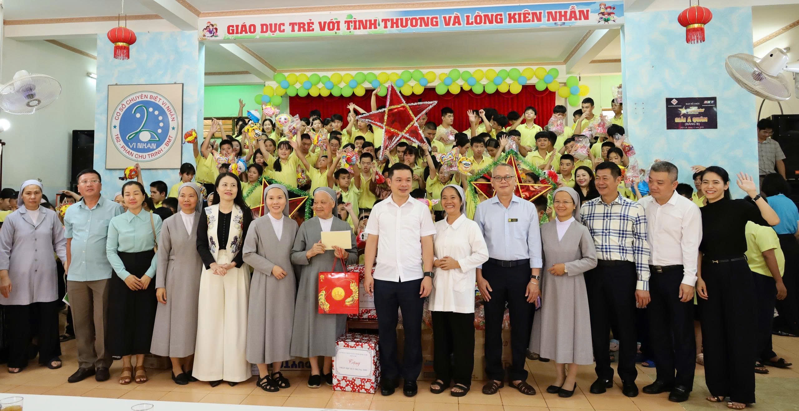 Đắk Lắk: Chủ tịch UBND tỉnh Đỗ Hữu Huy thăm, tặng quà trẻ em khuyết tật dịp Trung thu