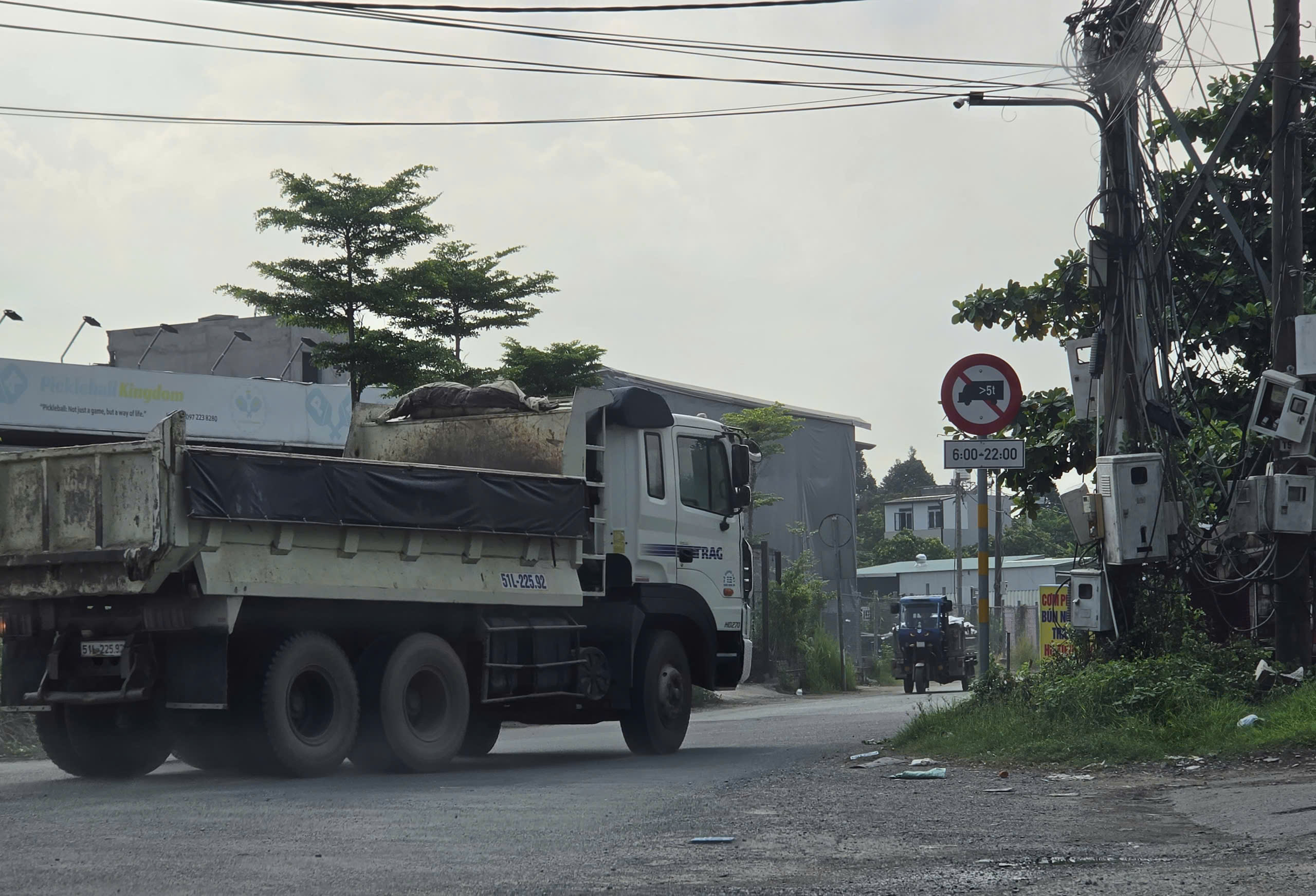 TP. HCM: Phường Long Trường kiểm tra hai cơ sở trên đường Bưng Ông Thoàn sau phản ánh của báo chí