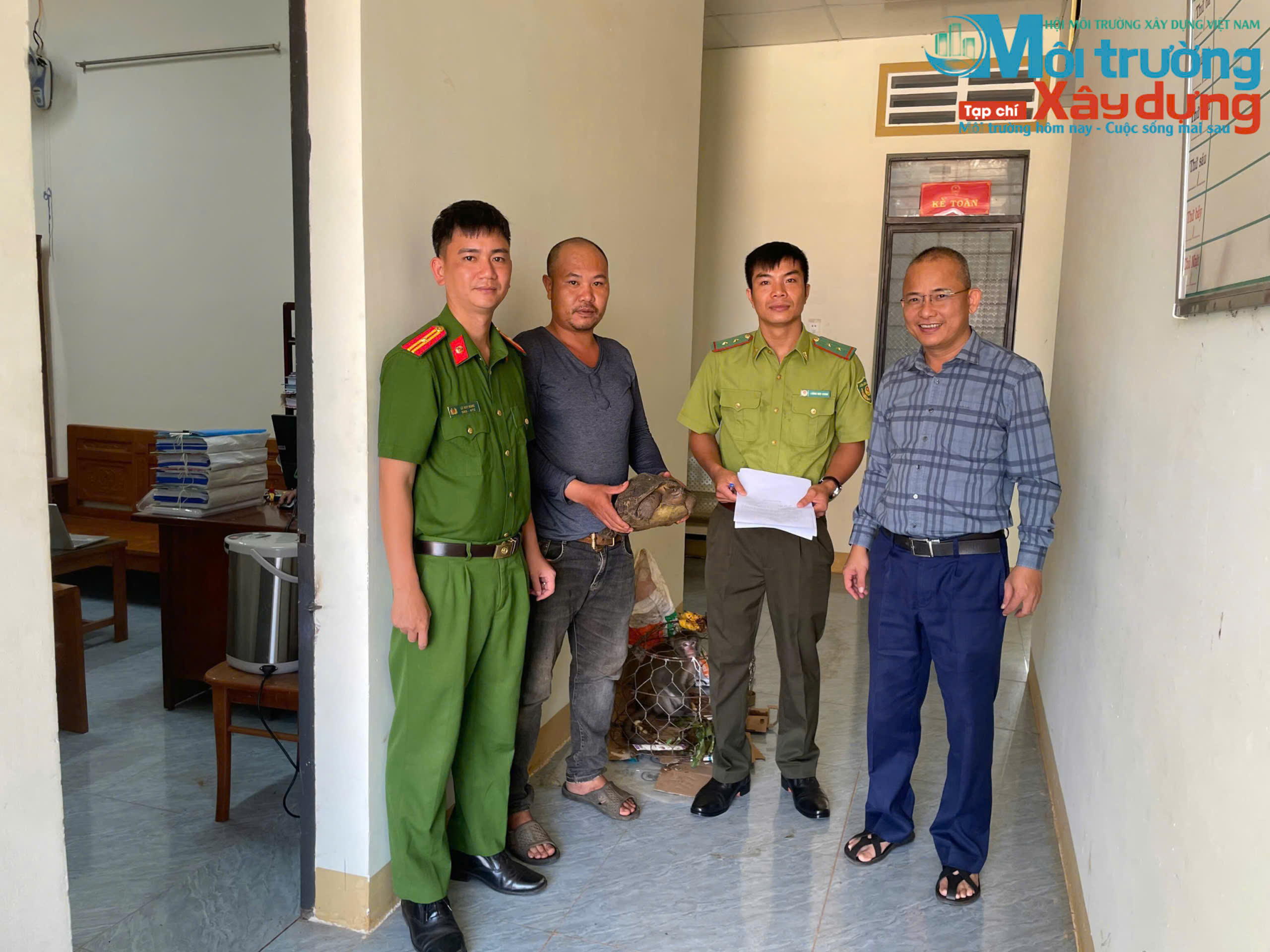 Đắk Lắk: xã Ea Wy tiếp nhận, cứu hộ khỉ vàng và rùa đất lớn