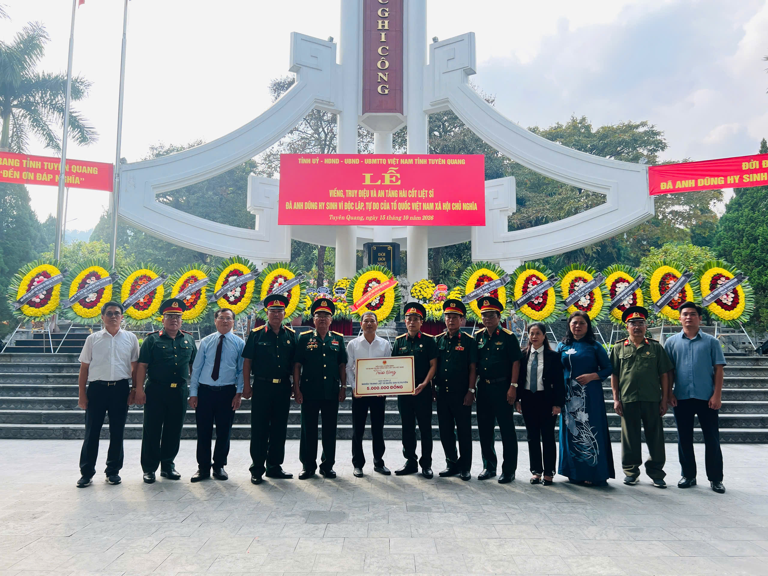 Hội Cựu chiến binh Cơ quan Trung ương Hội Luật gia Việt Nam dâng hương tưởng nhớ các anh hùng liệt sĩ tại Nghĩa trang Vị Xuyên, Tuyên Quang