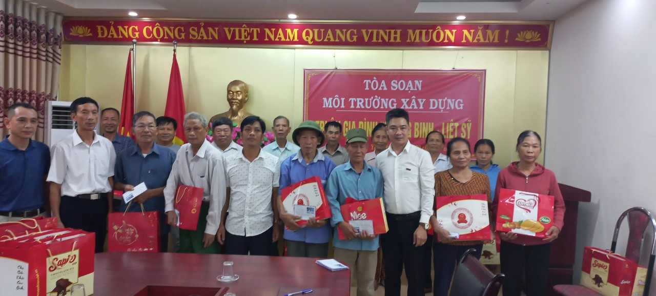 Tạp chí Môi trường Xây dựng tặng quà tri ân người có công tại Thanh Hóa