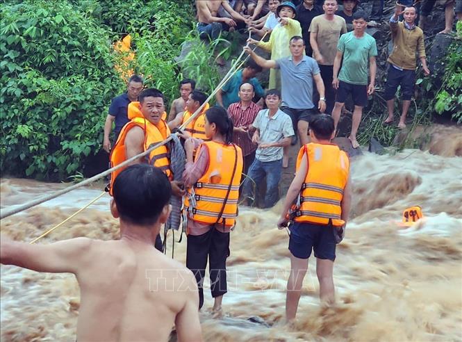 Gia Lai: Giải cứu kịp thời các cháu nhỏ mắc kẹt giữa dòng lũ