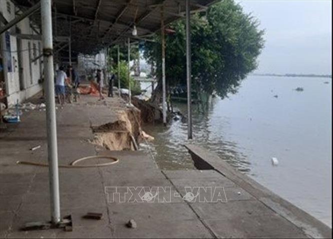 Sạt lở bờ sông Hậu đe dọa kho gạo