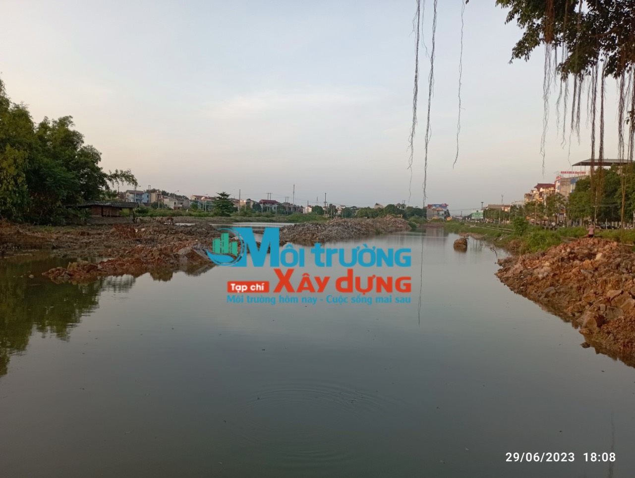 TP. Bắc Giang: Hiểm nguy rình rập tại nơi thi công công trình hồ điều hòa và khuôn viên cây xanh cạnh đường Xương Giang