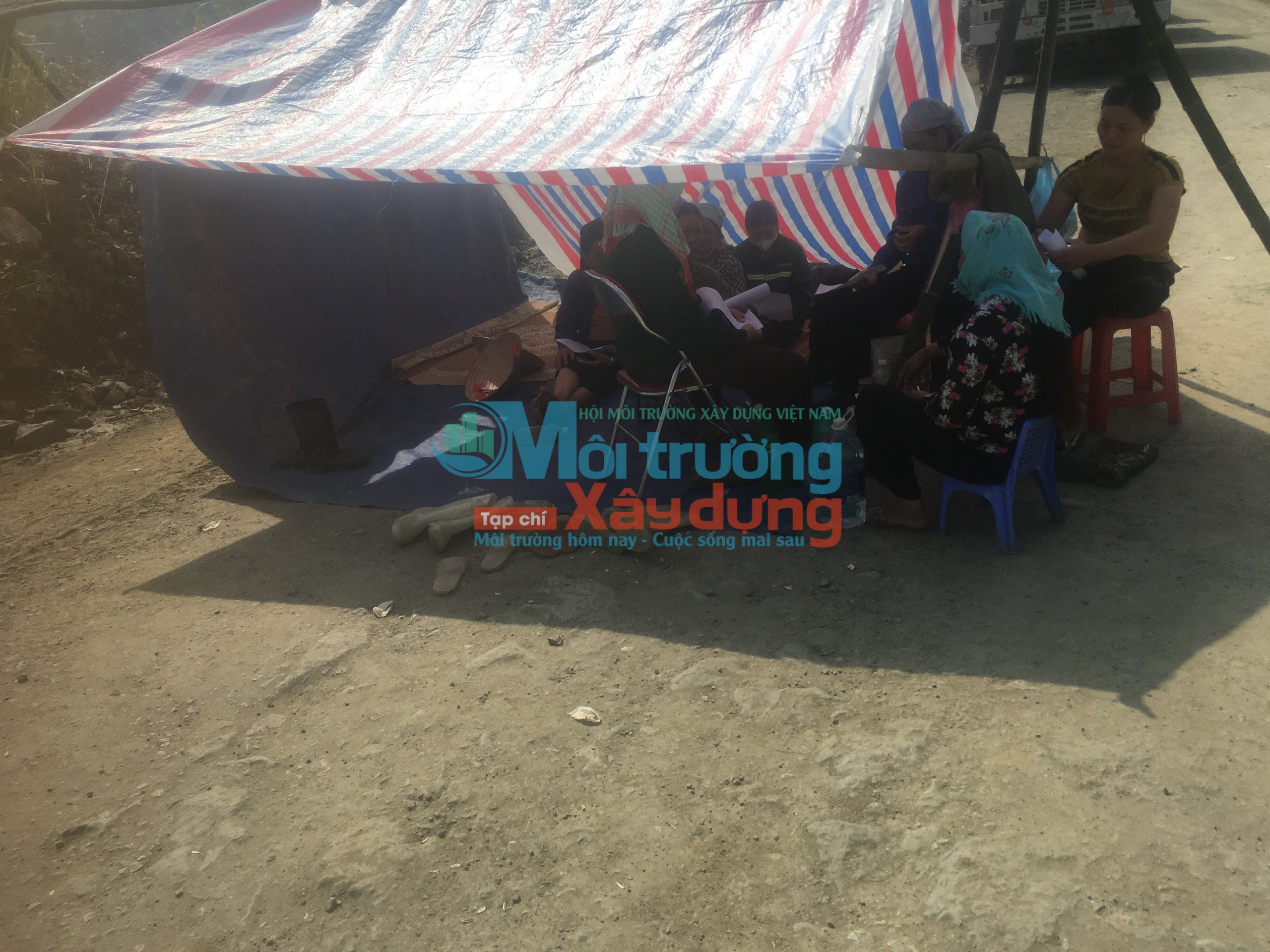 Lào Cai: Dân bức xúc chặn xe Công ty CP đồng Tả Phời để đòi quyền lợi sau vụ vỡ cống thoát tràn