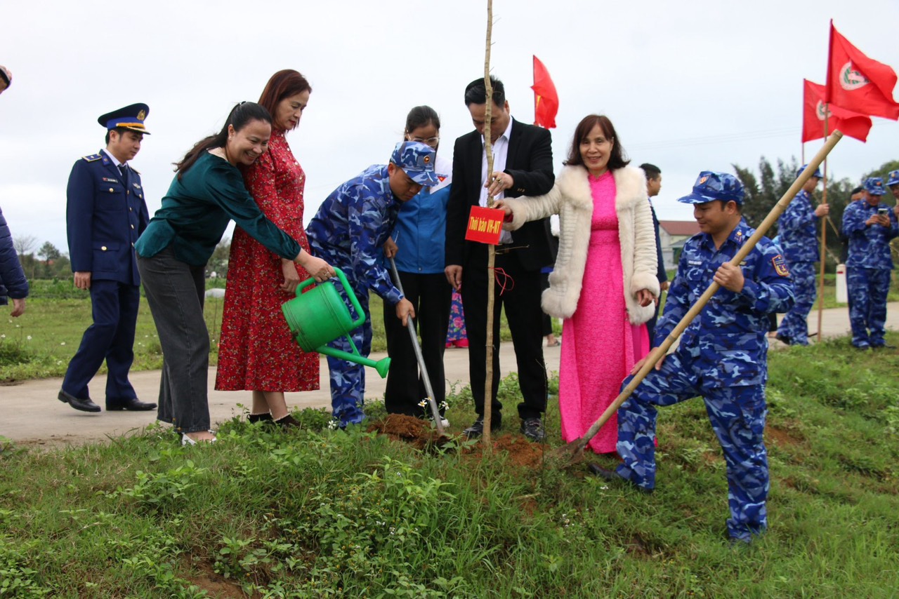 Hưởng ứng phong trào “ Tết trồng cây đời đời nhớ ơn Bác Hồ”