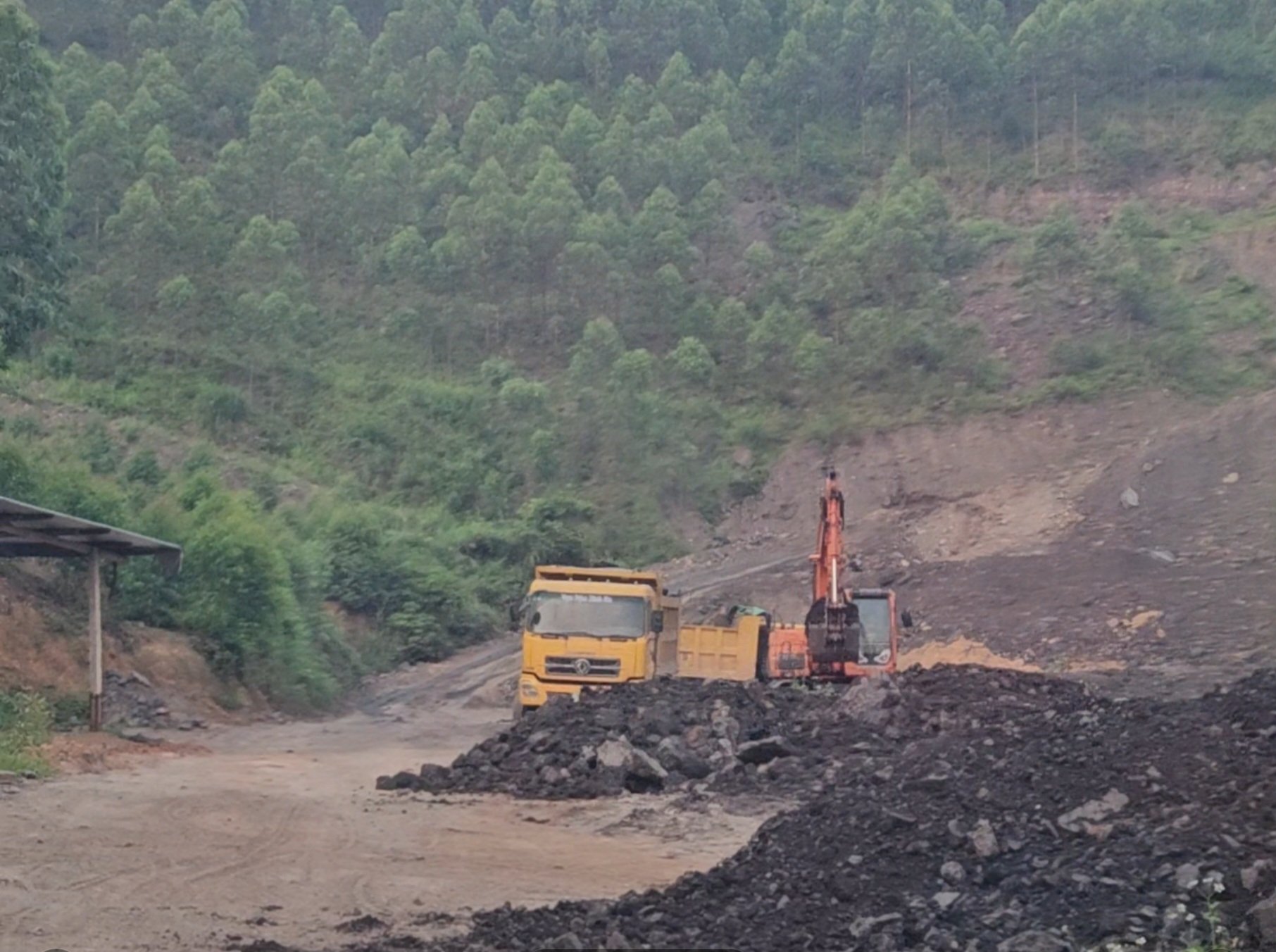 Nghi vấn bốc xúc xít thải than trái phép ở Yên Thế- Bắc Giang