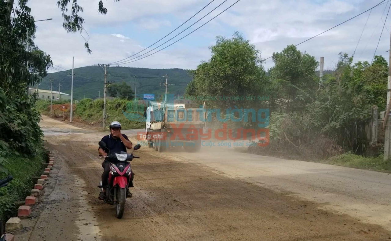 Đà Nẵng: Đường liên thôn ô nhiễm môi trường nặng nề bởi nhiều xe chở khoáng sản qua lại 