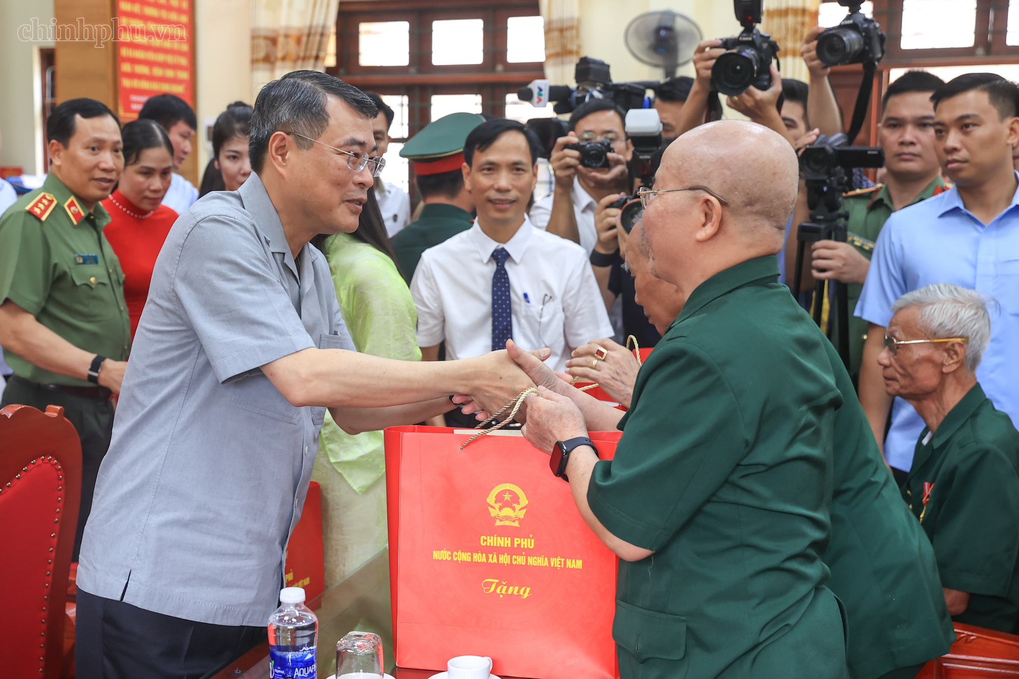 Thủ tướng Lê Minh Hưng thăm, tặng quà các thương binh, bệnh binh tại Ninh Bình