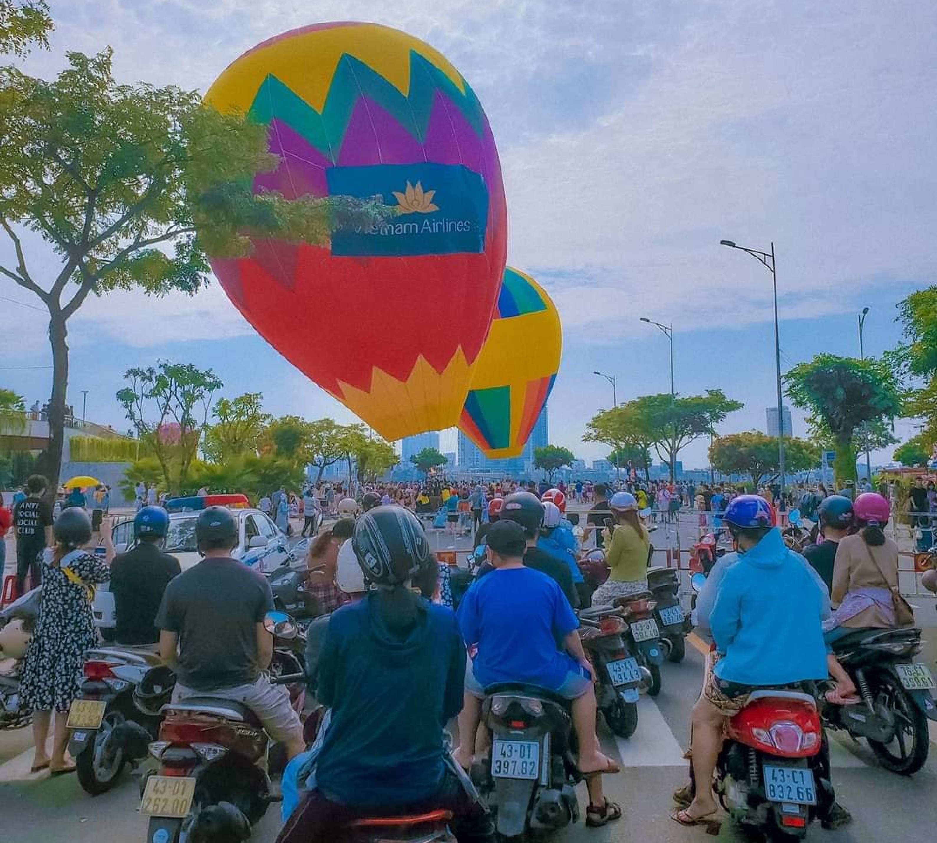 Người dân Đà nẵng và du khách hào hứng với ngày hội khinh khí cầu bên bờ sông Hàn