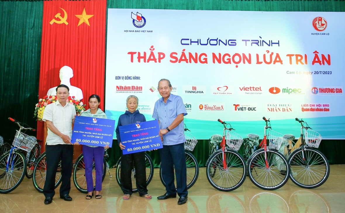 Chương trình “Thắp sáng ngọn lửa tri ân” tiếp tục tại huyện Cam Lộ và Hương Hóa Quảng Trị