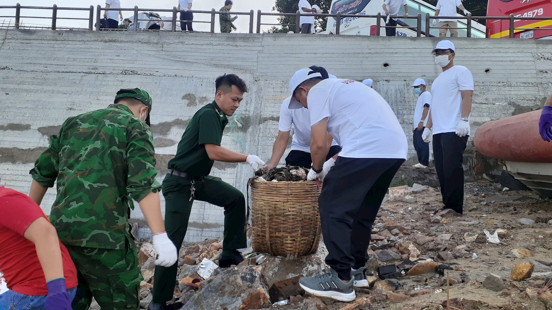 Tuổi trẻ  BĐBP Bà Rịa-Vũng Tàu tham gia dọn rác, làm sạch biển Bãi Dâu