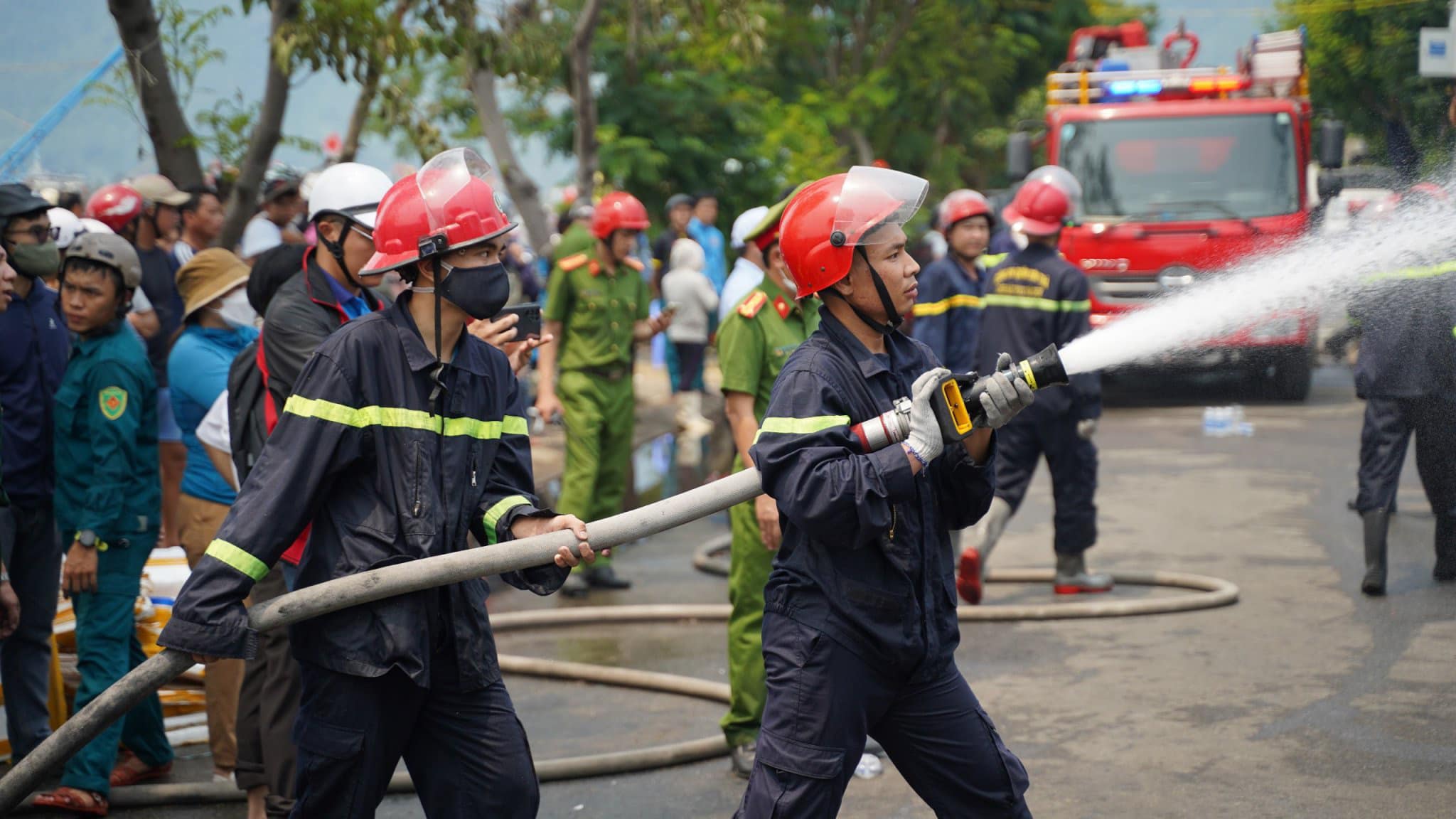 Đà Nẵng: Kịp thời dập tắt đám cháy kho vật dụng lúc giữa trưa