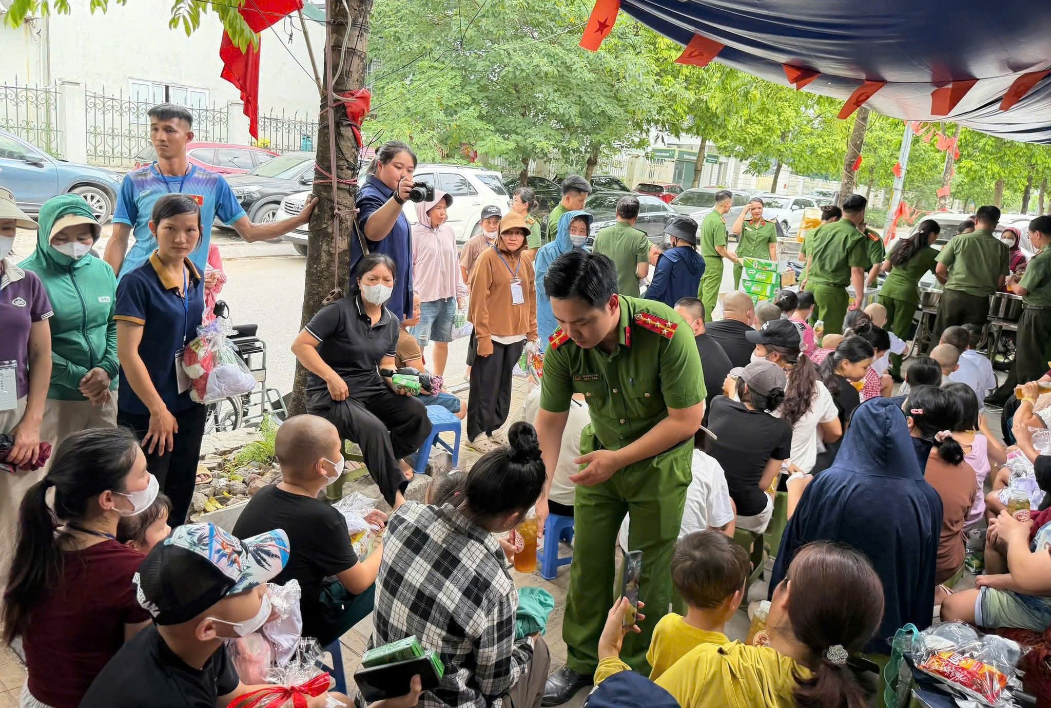 Trao yêu thương nơi bệnh viện: Tuổi trẻ Công an Thủ đô tiếp sức bệnh nhi ung thư máu
